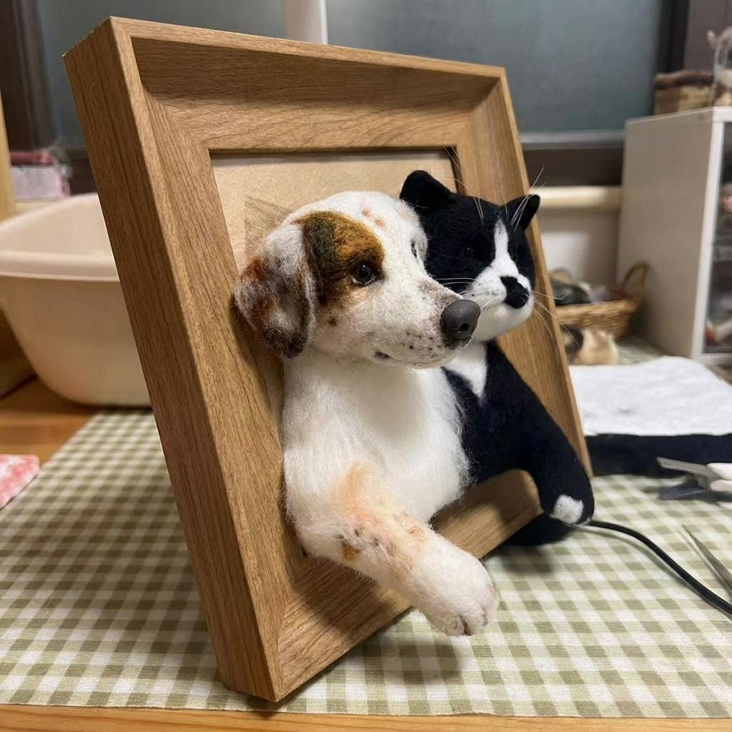 Wool dog and cat portraits in a wooden frame from ilovefelt