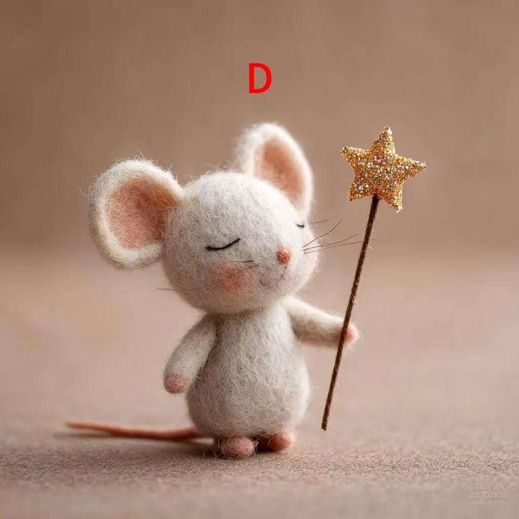 Felted Wool Christmas Mouse Holding Star – Handmade Needle Felt Sculpture, Winter Holiday Decoration, Perfect for Christmas Tree Ornament