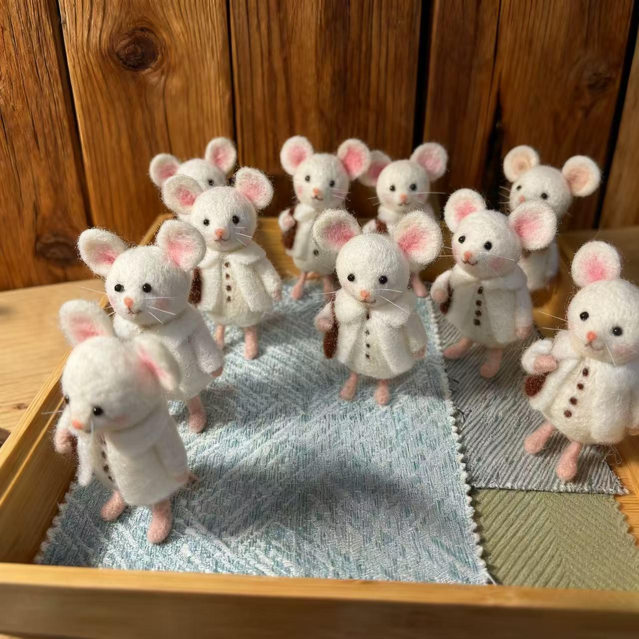 Needle Felted Mouse Figurine – Handmade Wool Felt Animal in Coat & Scarf – Christmas Winter Decor Gift-Perfect for Christmas Tree Ornament