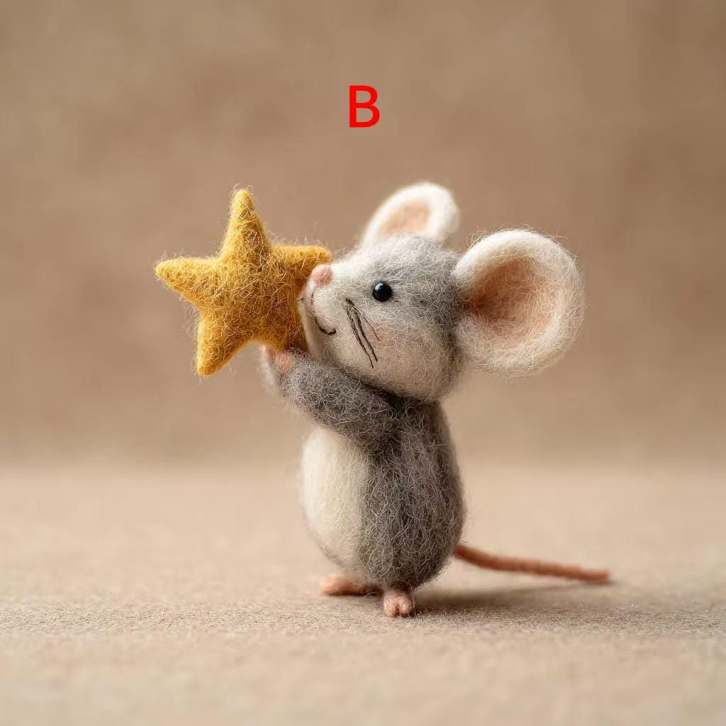 Felted Wool Christmas Mouse Holding Star – Handmade Needle Felt Sculpture, Winter Holiday Decoration, Perfect for Christmas Tree Ornament