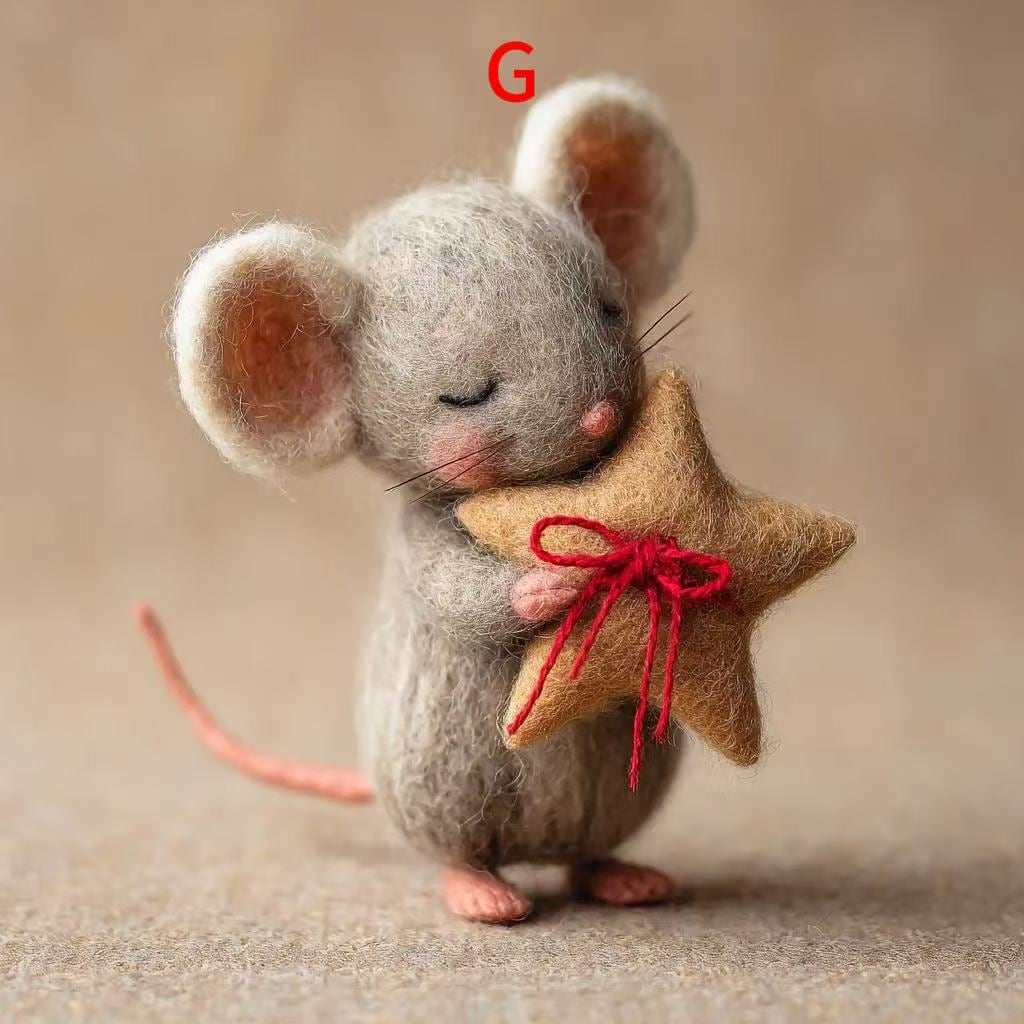 Handmade Needle Felted Christmas Mouse – Cute Wool Felt Mouse Figurine Holding Cheese, Cozy Holiday Home Decor, Gift for Christmas