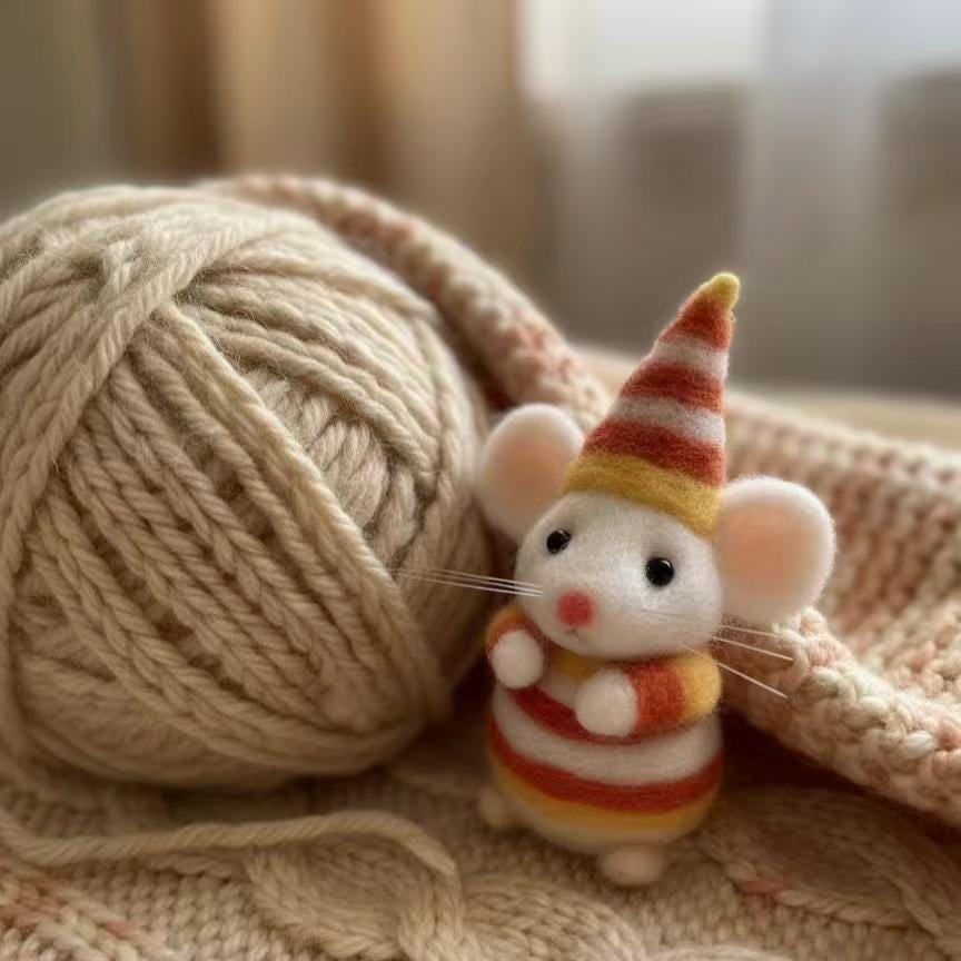 Handmade Felt Mouse Ornament – Wool Christmas Mouse with Striped Hat or Pumpkin Outfit, Cozy Winter Gift for Kids & Home Decor