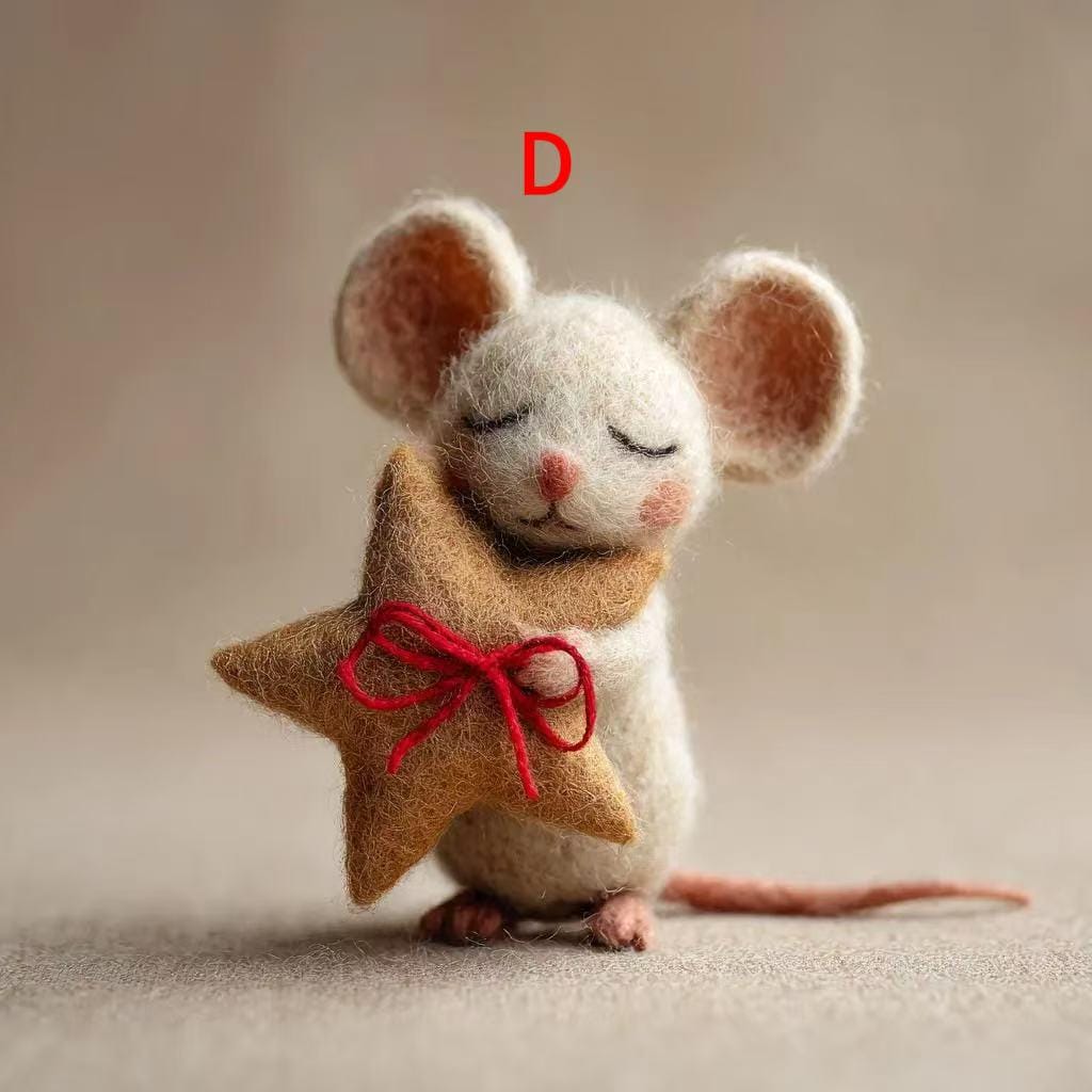 Handmade Needle Felted Christmas Mouse – Cute Wool Felt Mouse Figurine Holding Cheese, Cozy Holiday Home Decor, Gift for Christmas