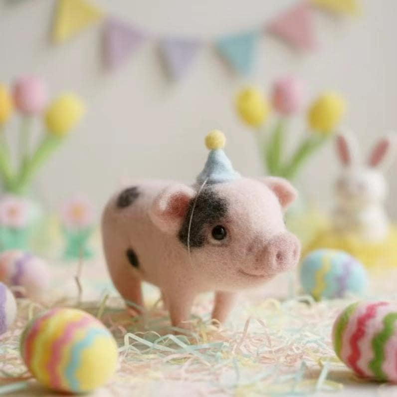 Handmade Wool Felt Piglet Figurine – Cute Birthday or Christmas Gift, Party Hat Pig Sculpture, Adorable Farm Animal Decor