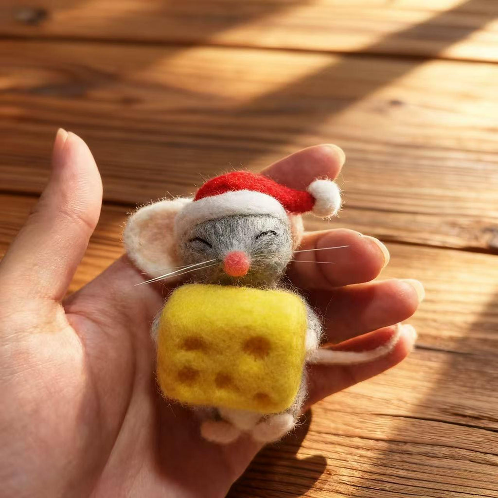 Handmade Needle Felted Christmas Mouse – Cute Wool Felt Mouse Figurine Holding Cheese, Cozy Holiday Home Decor, Gift for Christmas