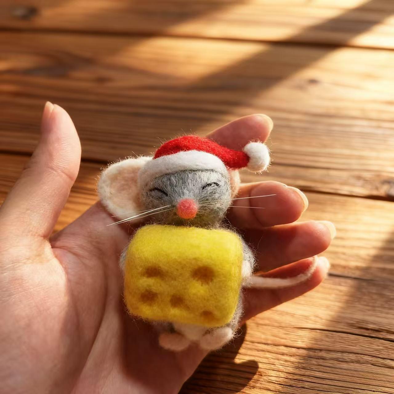Handmade Needle Felted Christmas Mouse – Cute Wool Felt Mouse Figurine Holding Cheese, Cozy Holiday Home Decor, Gift for Christmas
