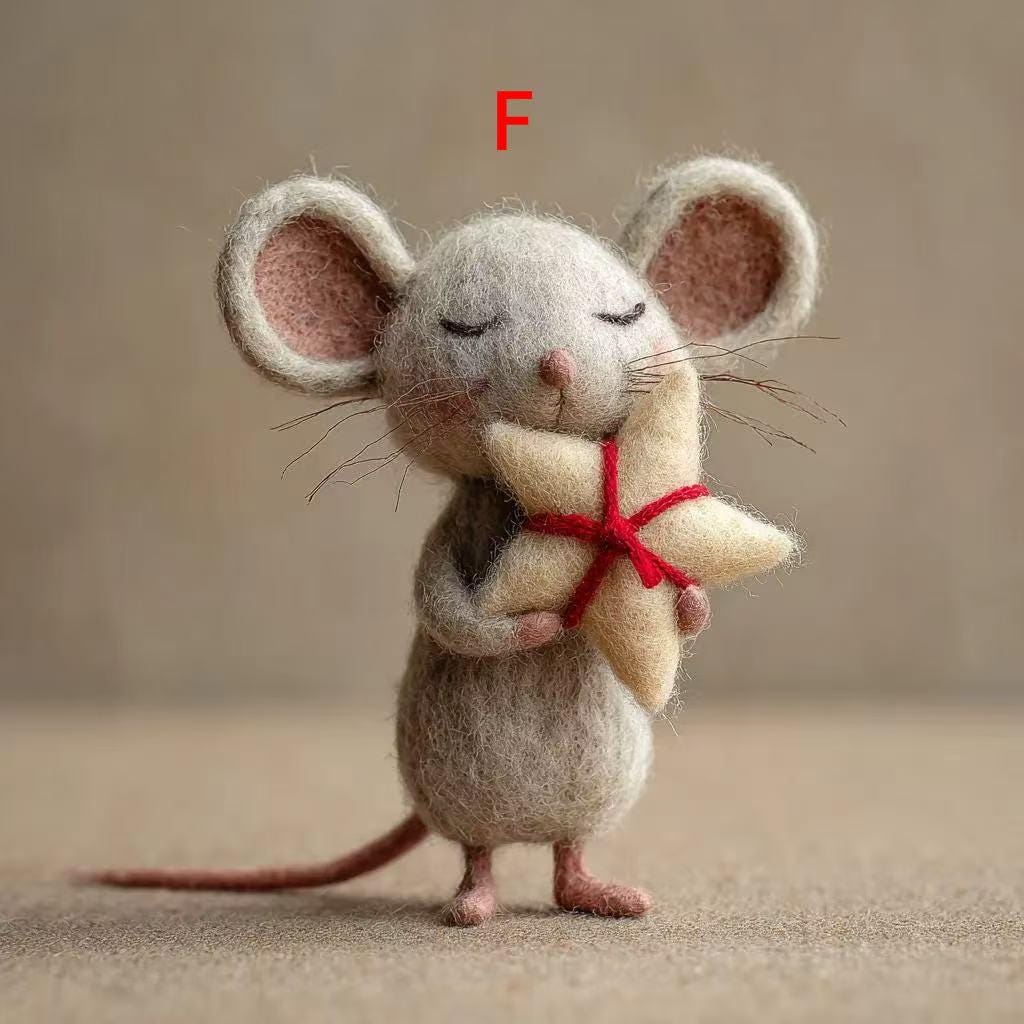 Handmade Needle Felted Christmas Mouse – Cute Wool Felt Mouse Figurine Holding Cheese, Cozy Holiday Home Decor, Gift for Christmas