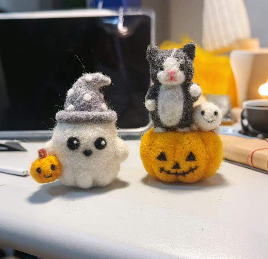 Handmade Needle Felted Halloween Cat Pumpkin Ghost – Wool Felt Black Cat Plush – Cute Spooky Fall Home Decor – Trick or Treat Gift