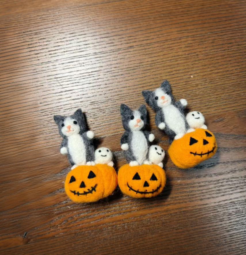Handmade Needle Felted Halloween Cat Pumpkin Ghost – Wool Felt Black Cat Plush – Cute Spooky Fall Home Decor – Trick or Treat Gift