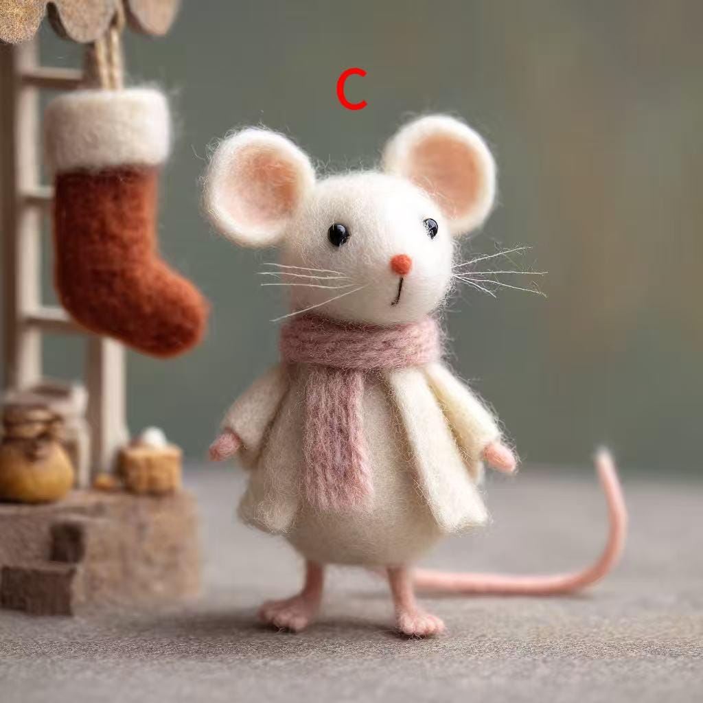 Needle felted winter mouse figurine by wwwilovefelt, wool animal decor for Valentine’s Day, detailed handmade craft.